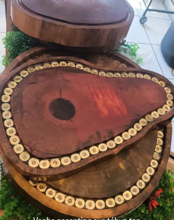 Tábuas artesanais em madeira com detalhes decorativos